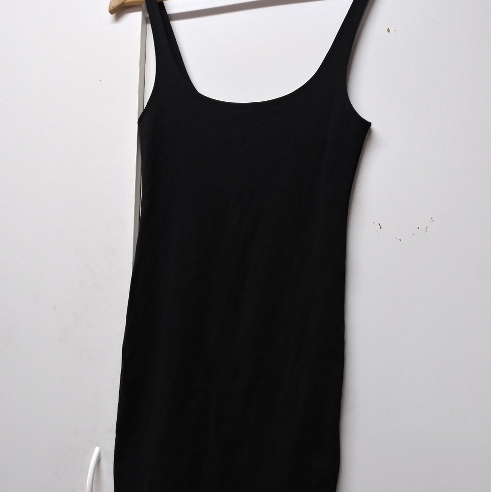 Black sleeveless dress